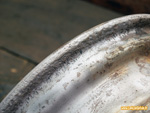 Trace de corrosion au niveau de la liaison jante/pneu sur une jante premier modèle de Renault 4