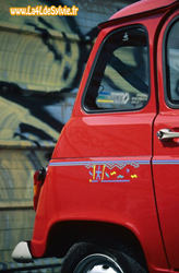 Renault 4L Carte Jeunes Rouge Vif - Détail du  logo de l'aile arrière