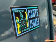 Renault 4L Carte Jeunes Vert Séquoïa - Détail du logo de hayon