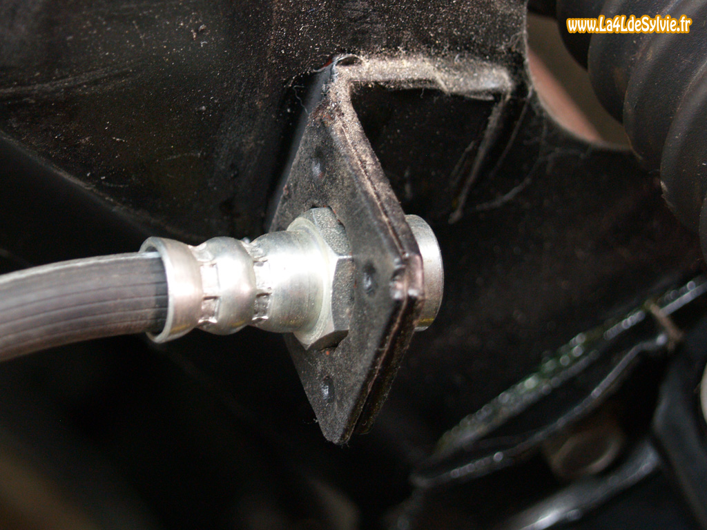 Clip de fixation de tuyau de frein pour Renault R4 4L sur longeron. A  l'unité. 